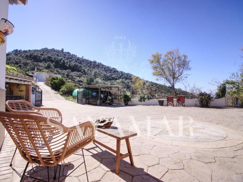 Villa for Sale in Sayalonga
