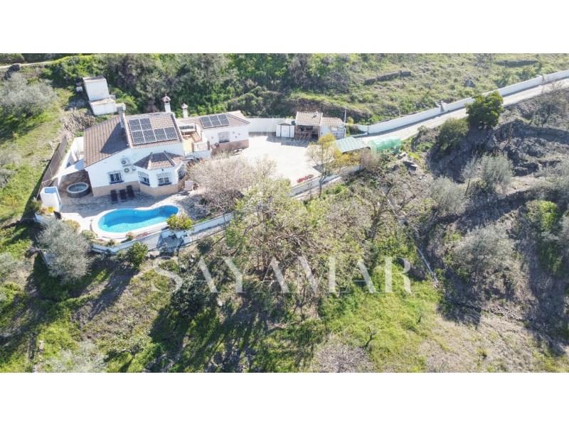 Villa for Sale in Sayalonga