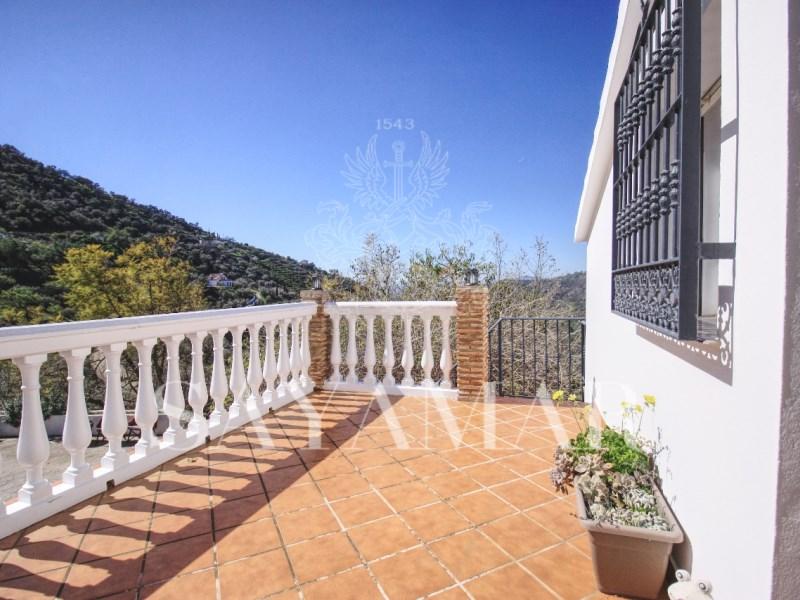 Villa for Sale in Sayalonga