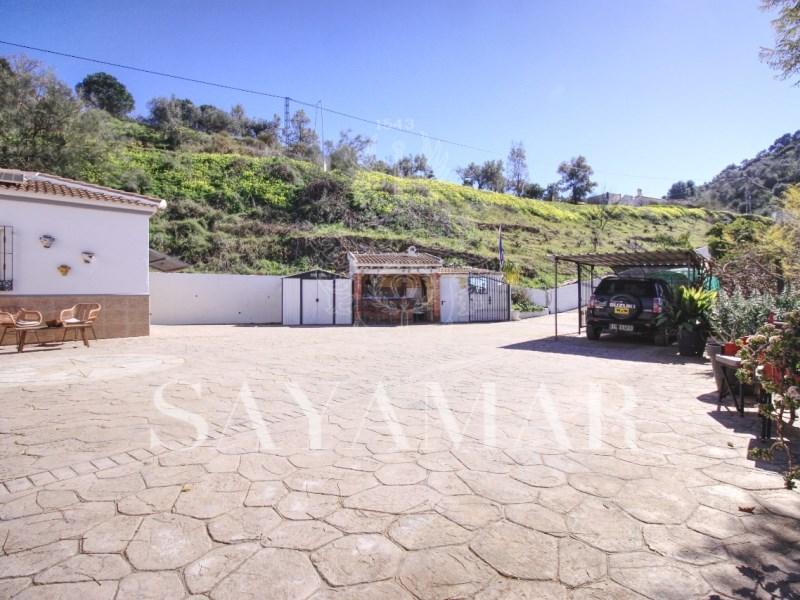Villa for Sale in Sayalonga