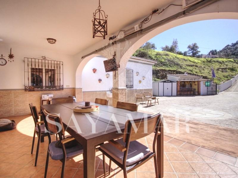 Villa for Sale in Sayalonga