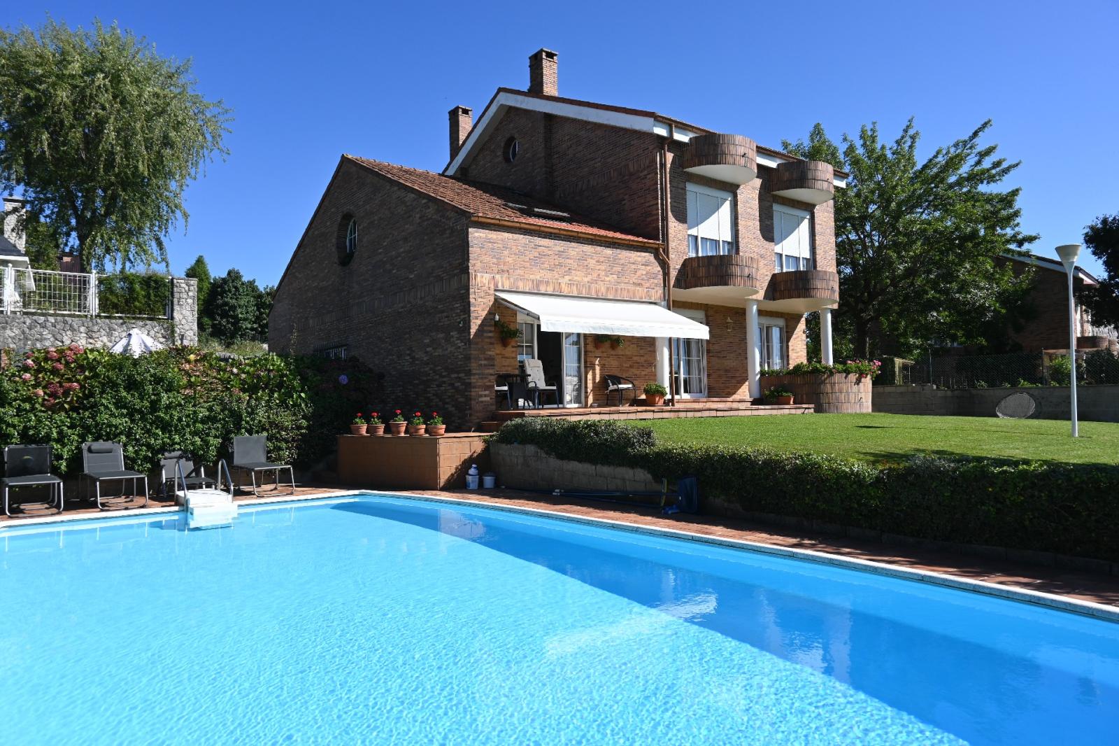 Chalet for Sale in Piélagos