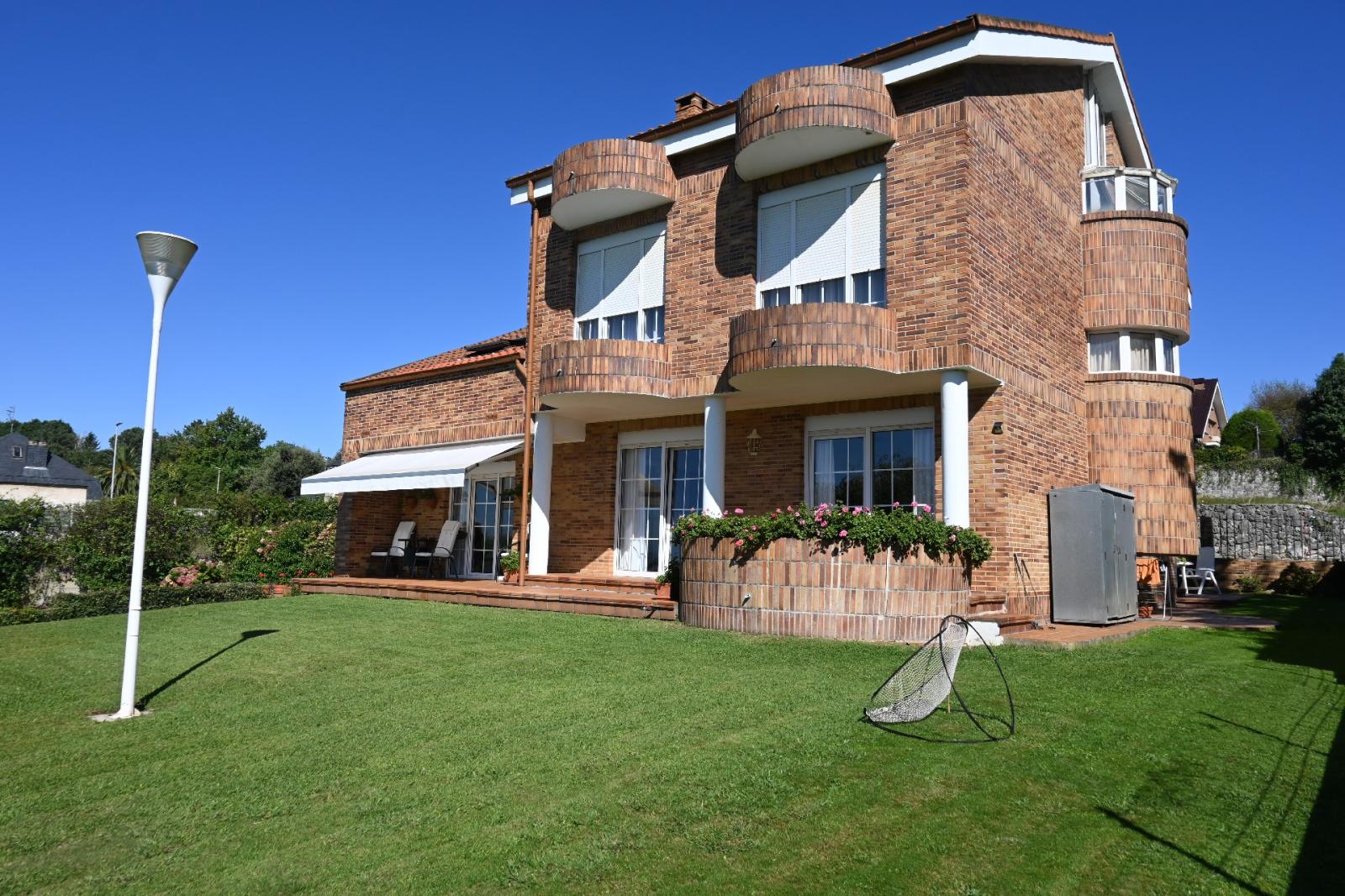 Chalet for Sale in Piélagos