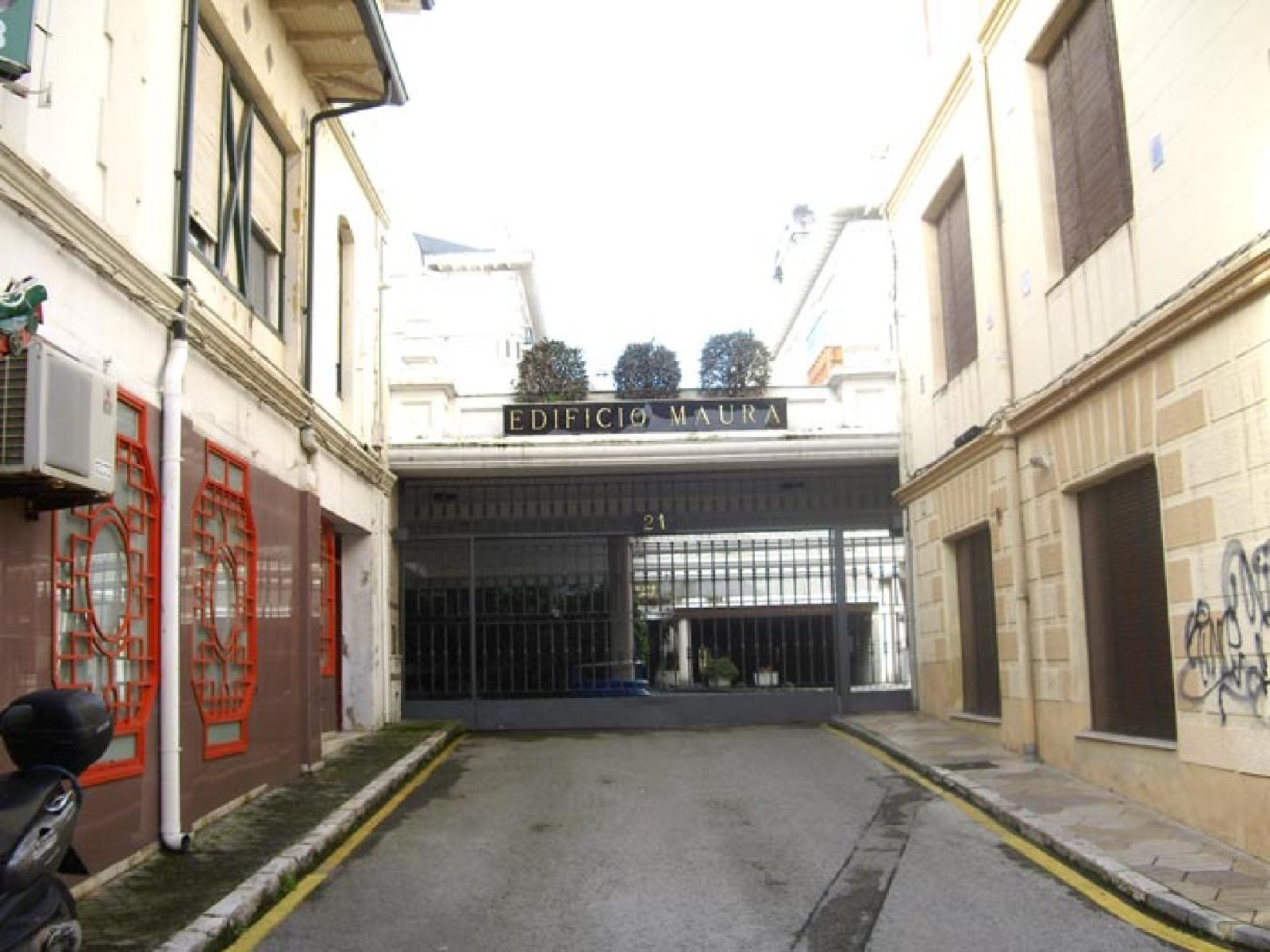 Garage for Sale in Santander