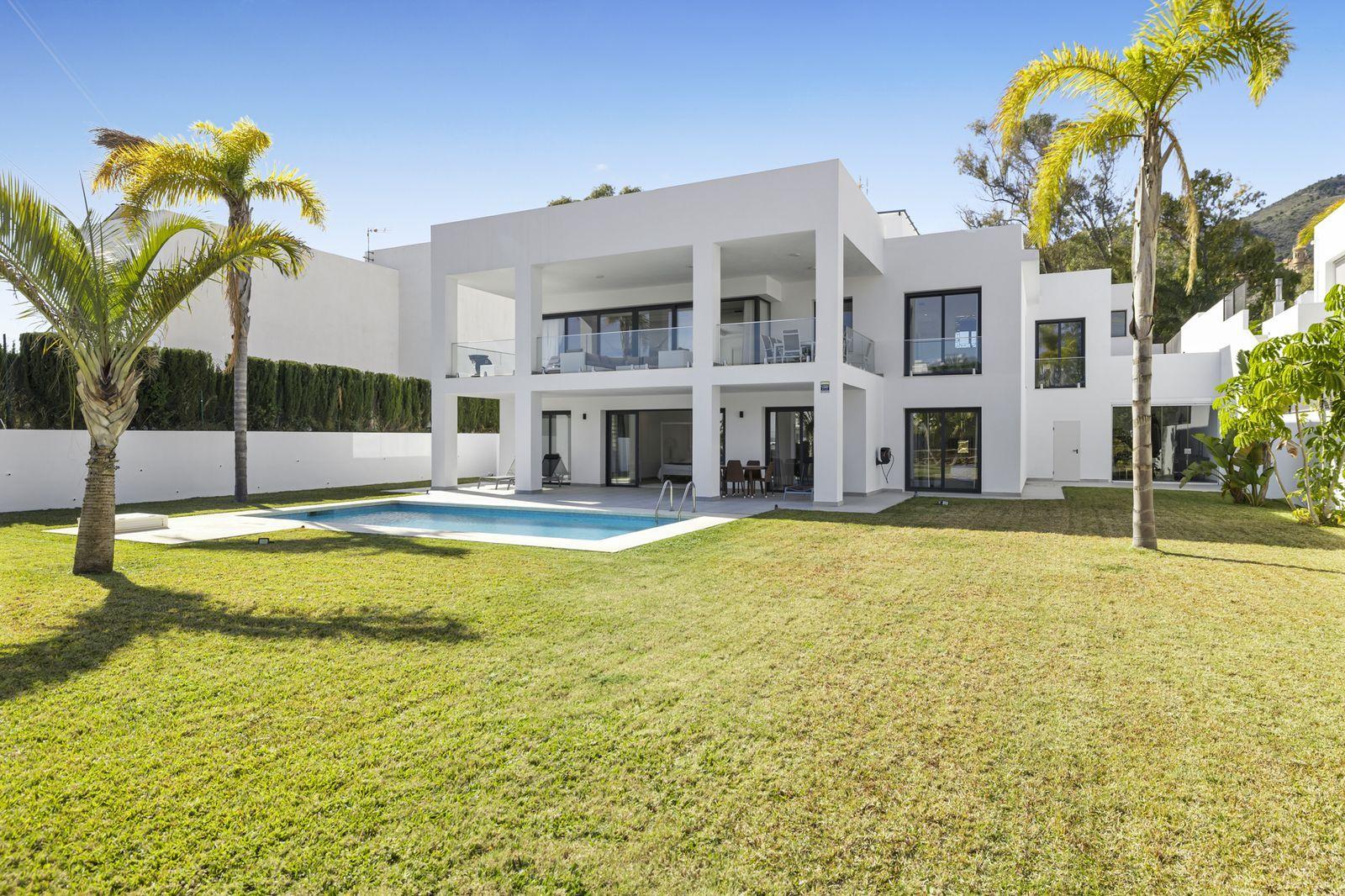 Villa for Sale in Benalmádena