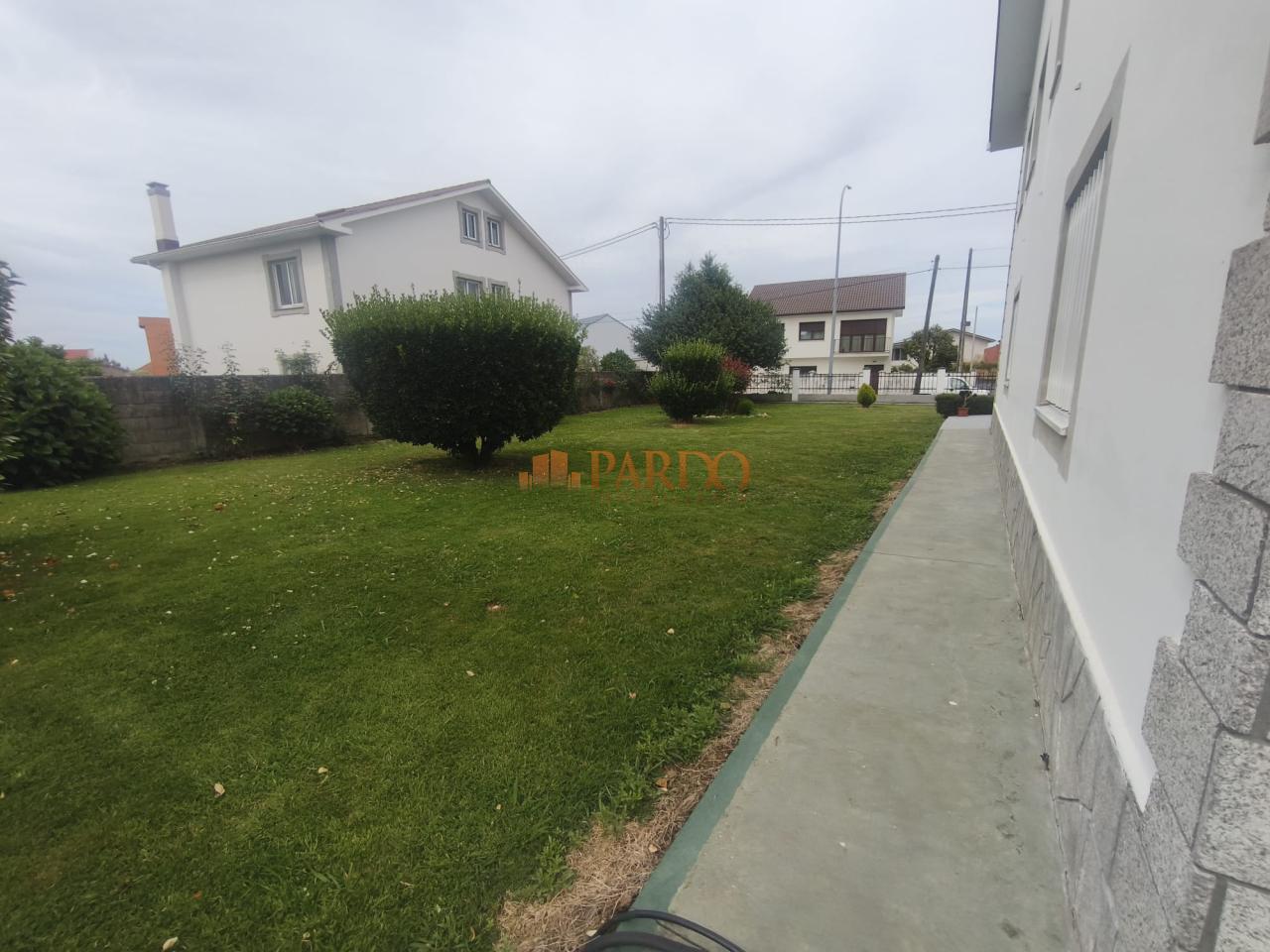 Chalet for Sale in Narón