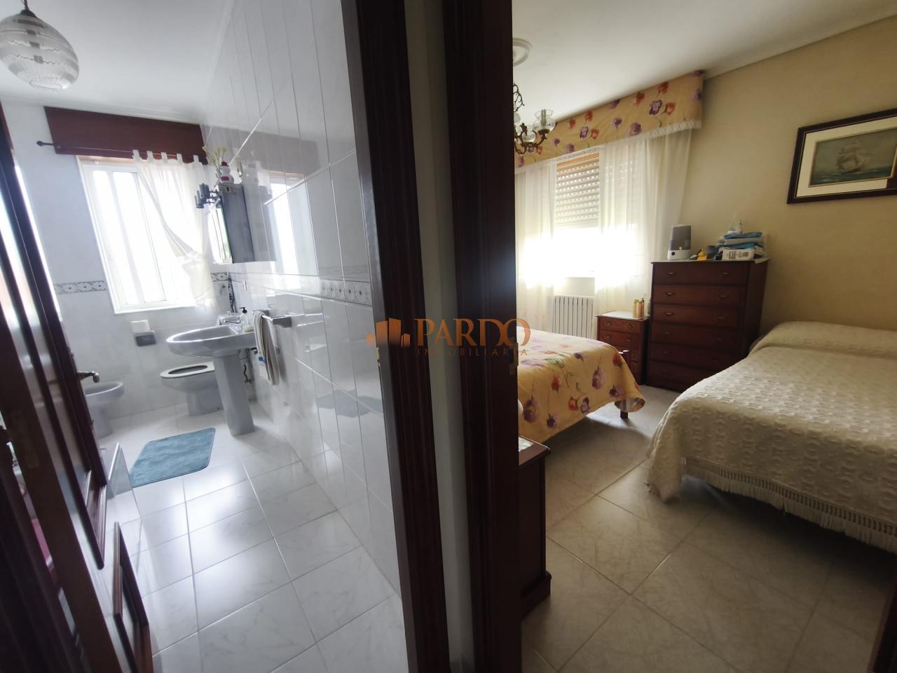 Chalet for Sale in Narón