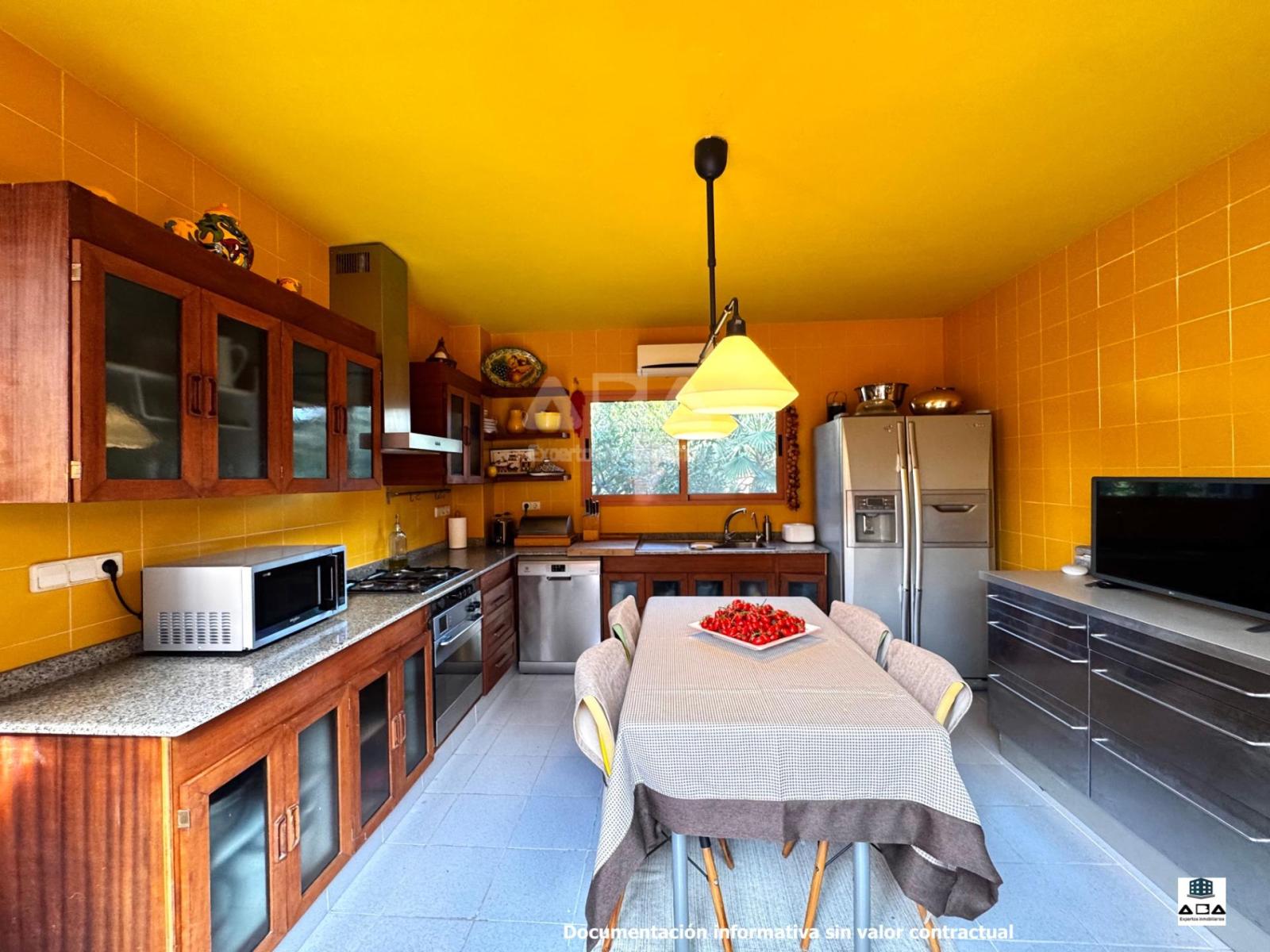 Chalet for Sale in Alicante