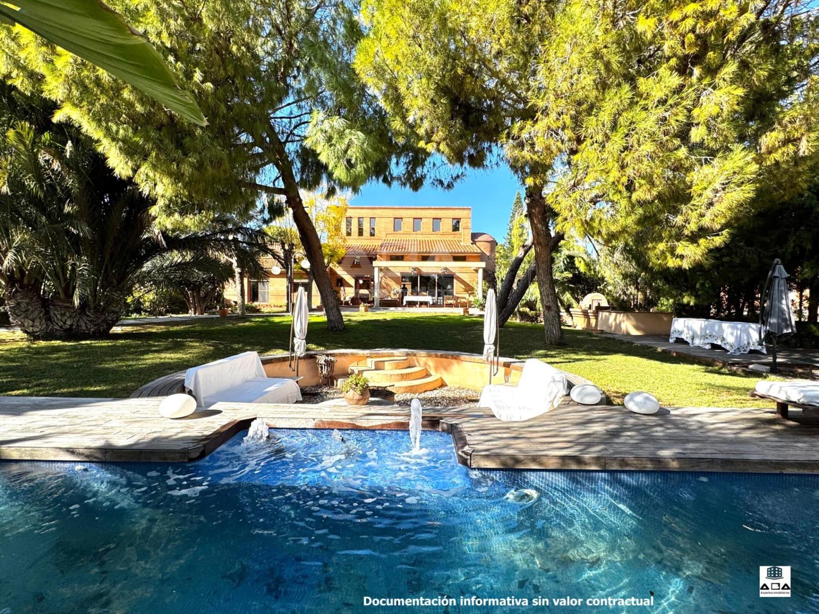Chalet for Sale in Alicante