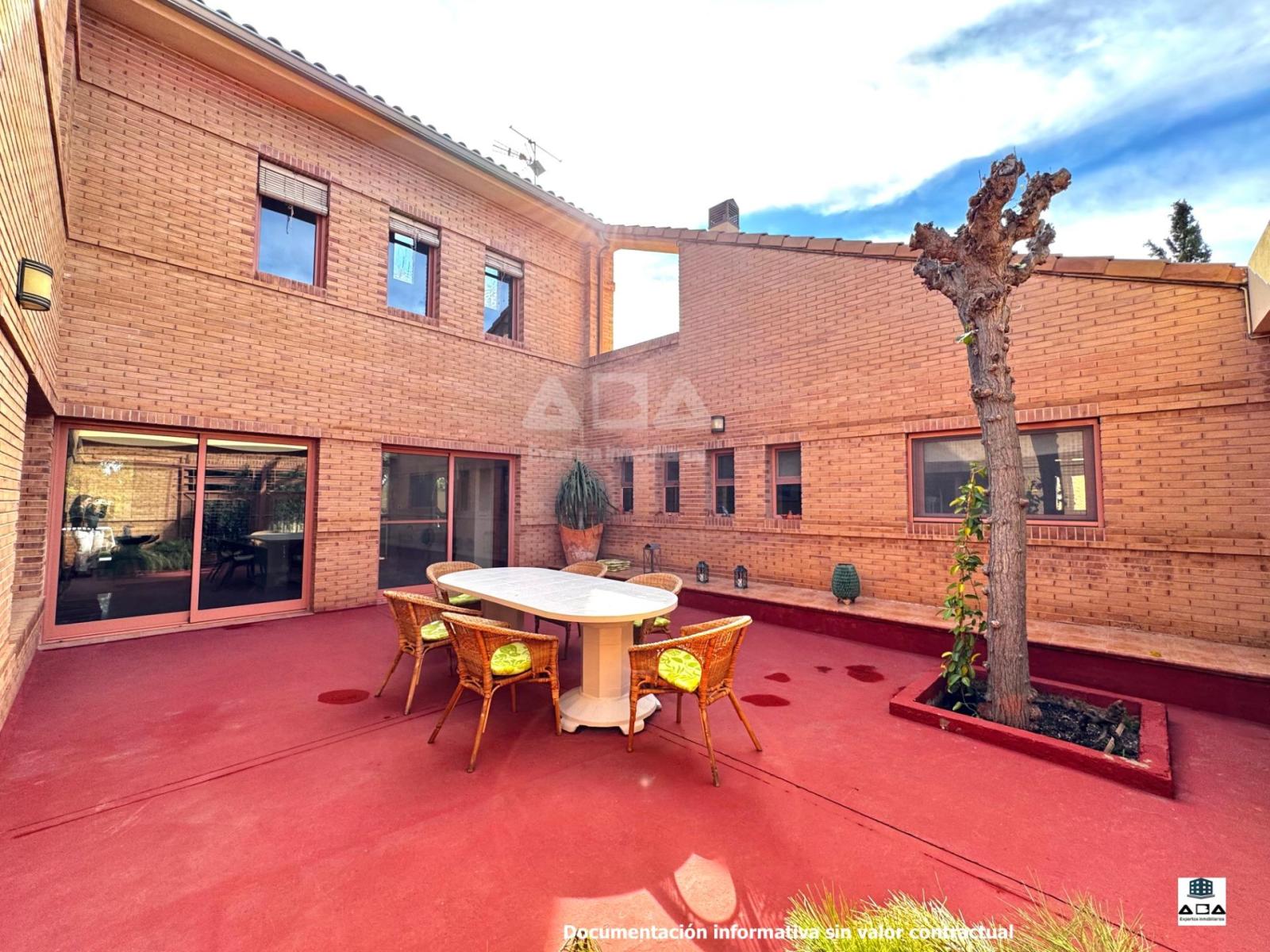 Chalet for Sale in Alicante