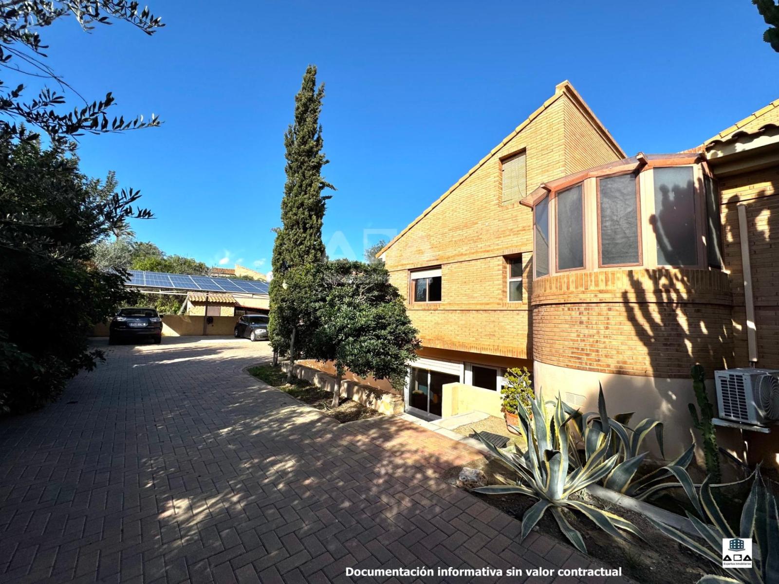 Chalet for Sale in Alicante