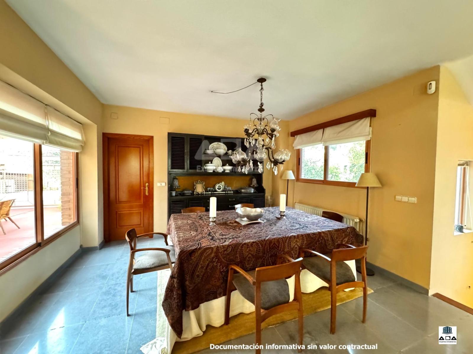 Chalet for Sale in Alicante
