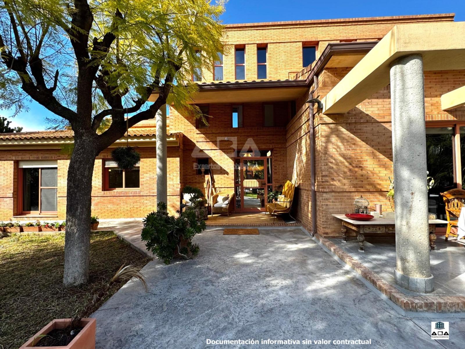 Chalet for Sale in Alicante