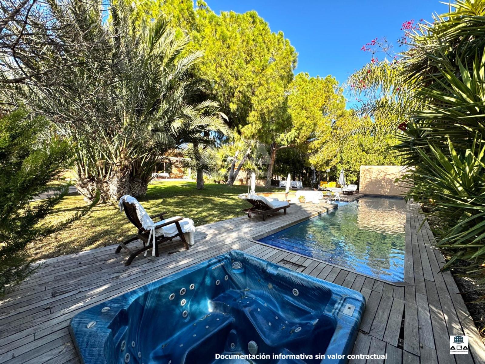 Chalet for Sale in Alicante