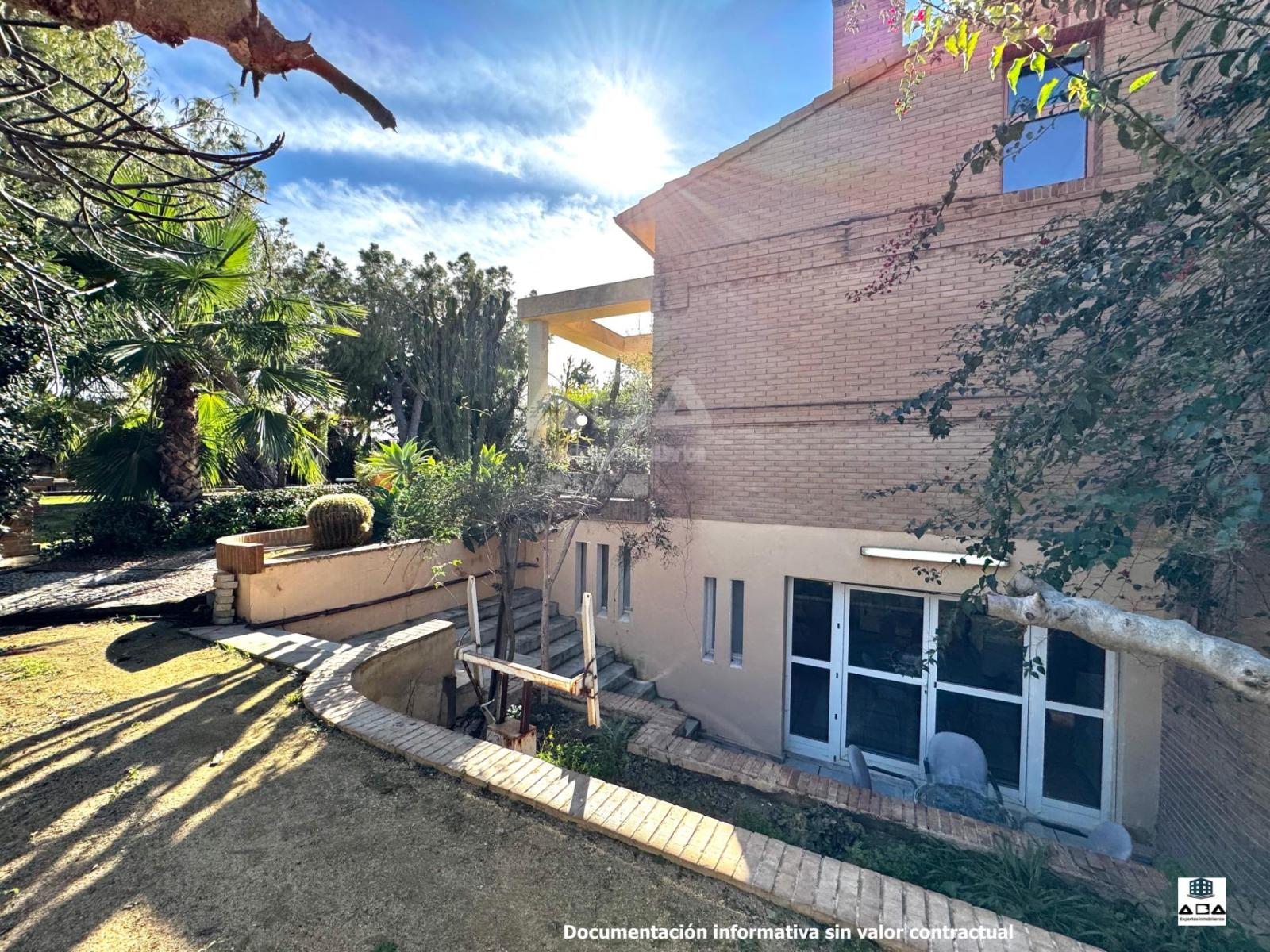 Chalet for Sale in Alicante