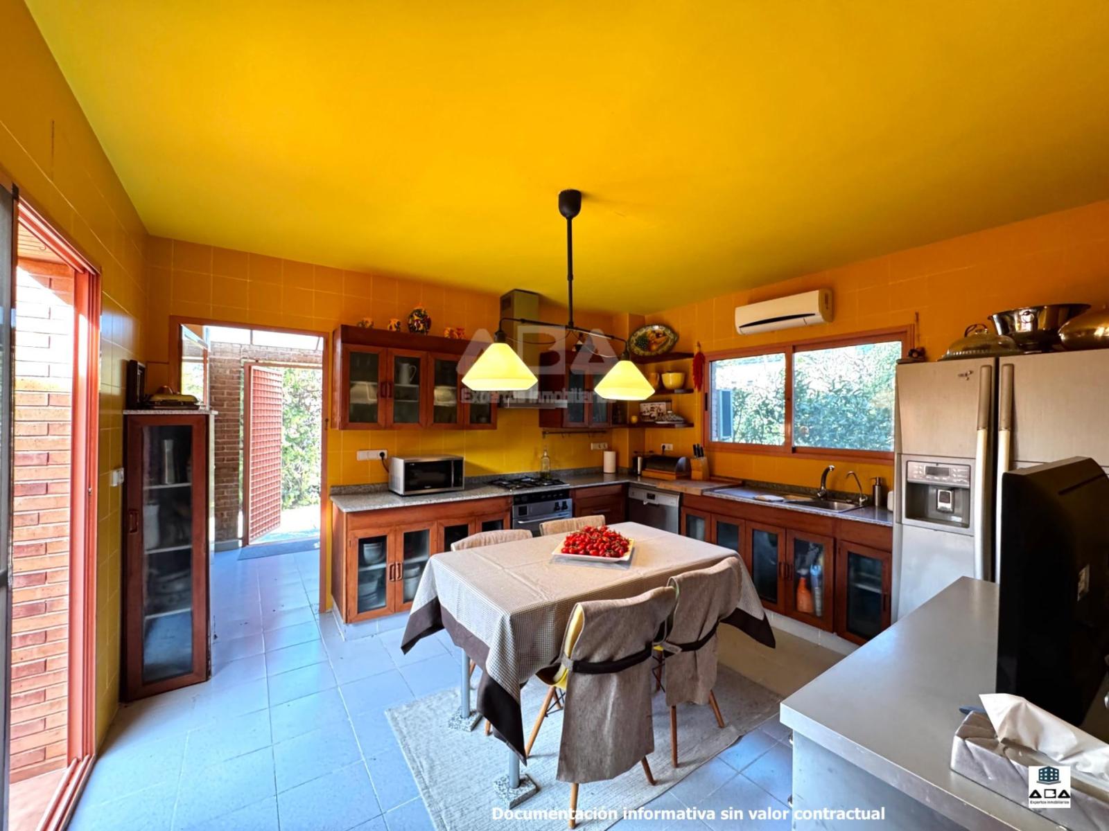 Chalet for Sale in Alicante