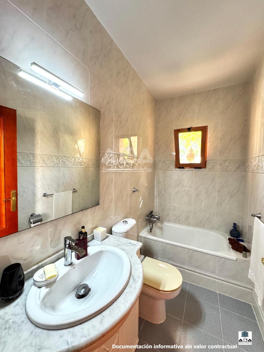 Chalet for Sale in Alicante