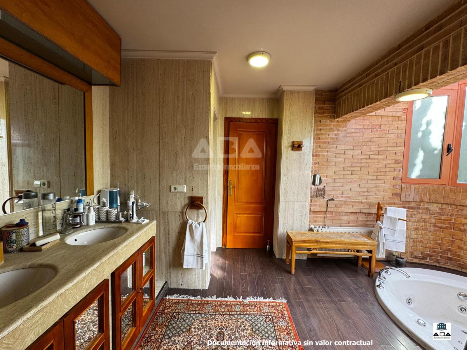 Chalet for Sale in Alicante