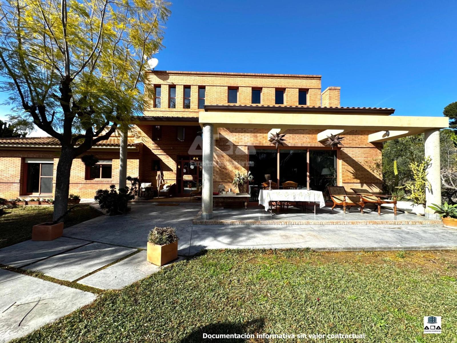 Chalet for Sale in Alicante