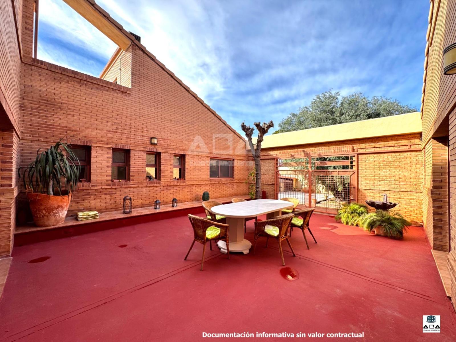 Chalet for Sale in Alicante