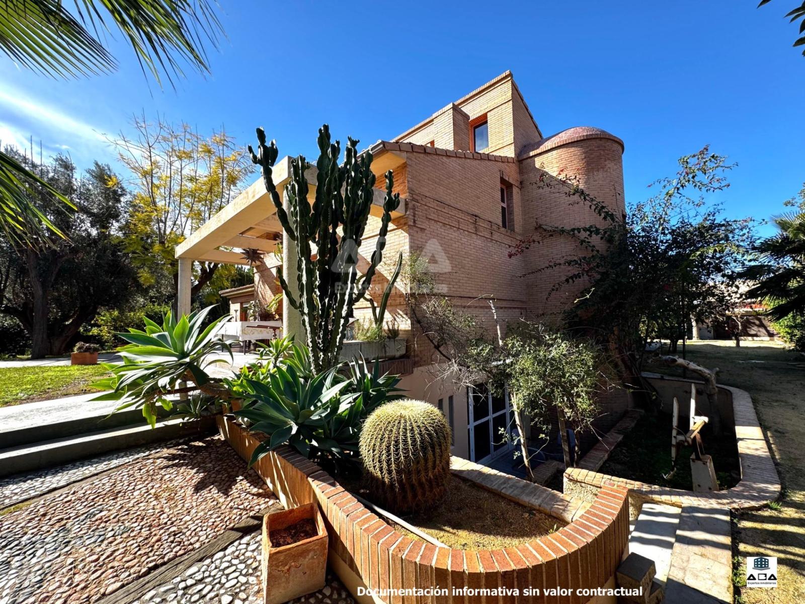 Chalet for Sale in Alicante