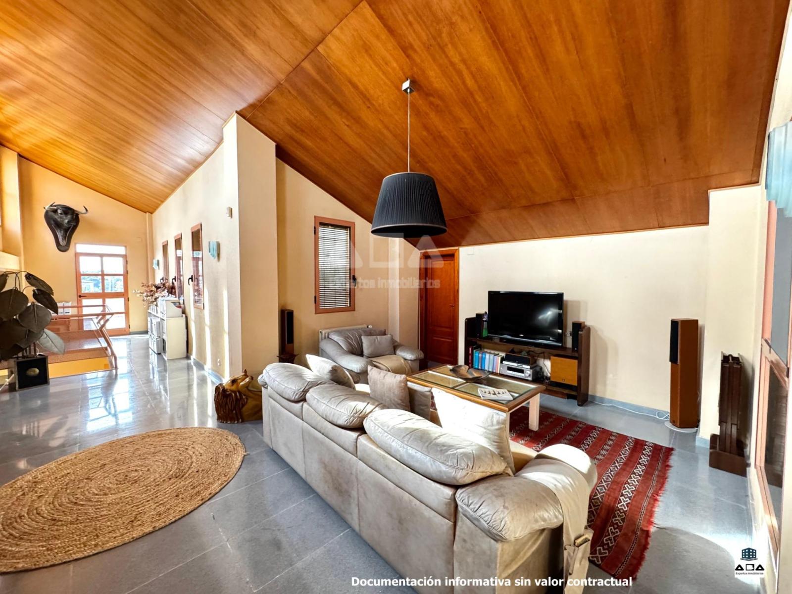 Chalet for Sale in Alicante