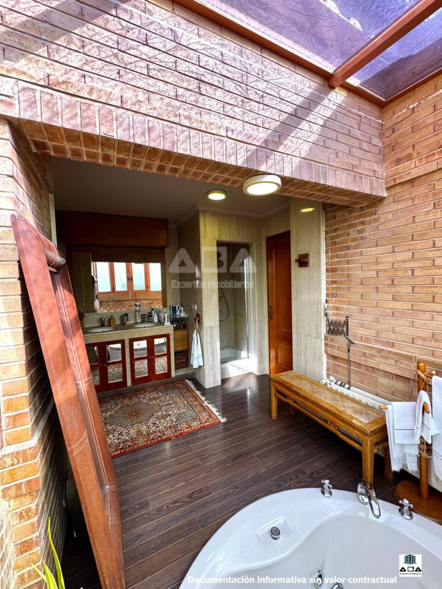 Chalet for Sale in Alicante