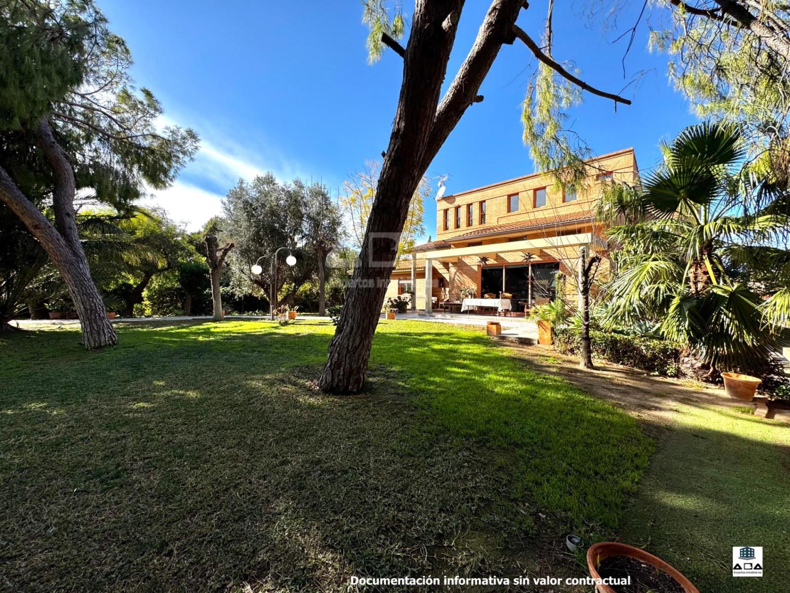 Chalet for Sale in Alicante