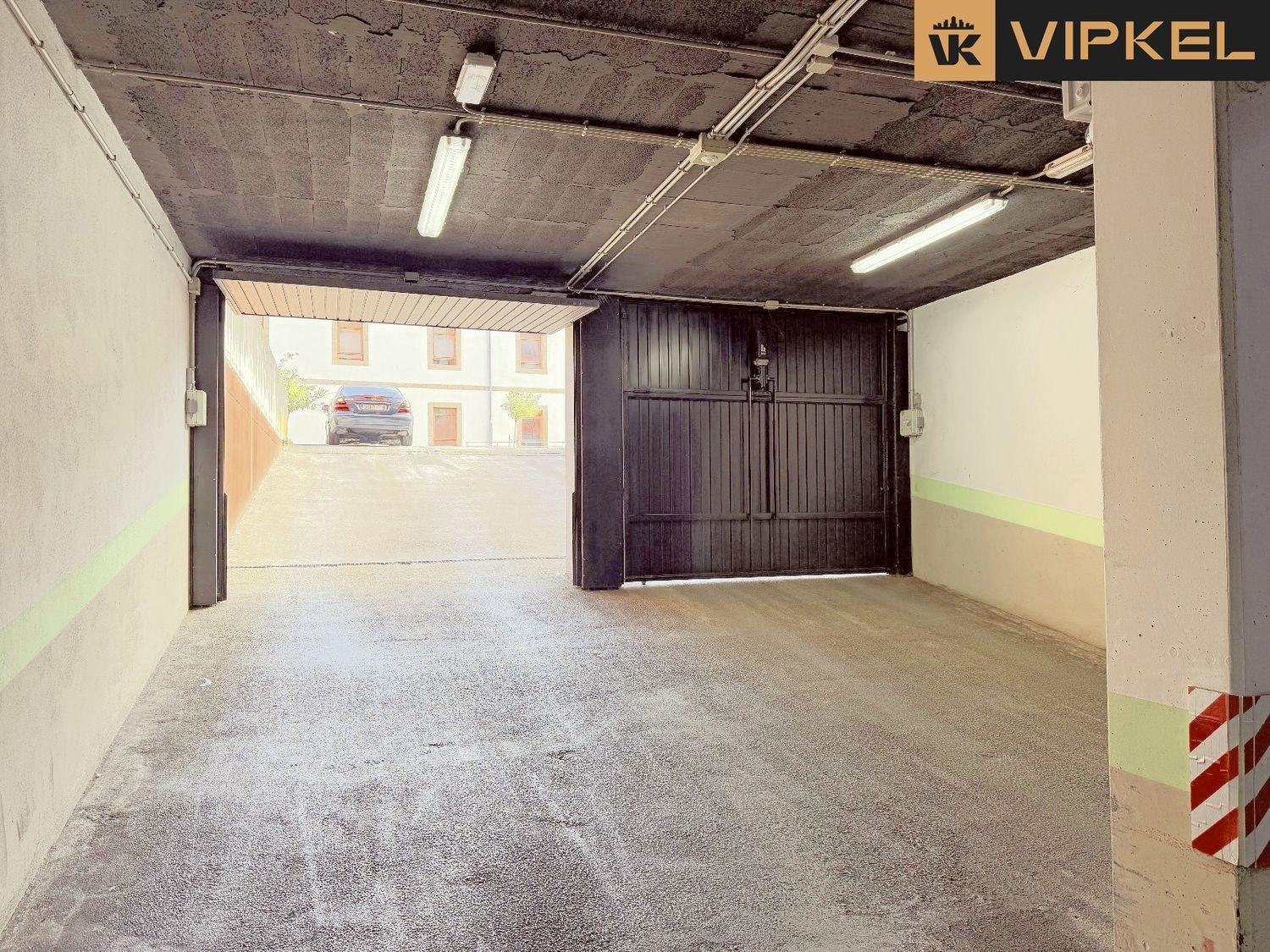 Garage for Sale in La Coruña