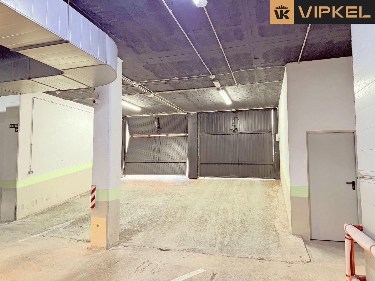 Garage for Sale in La Coruña