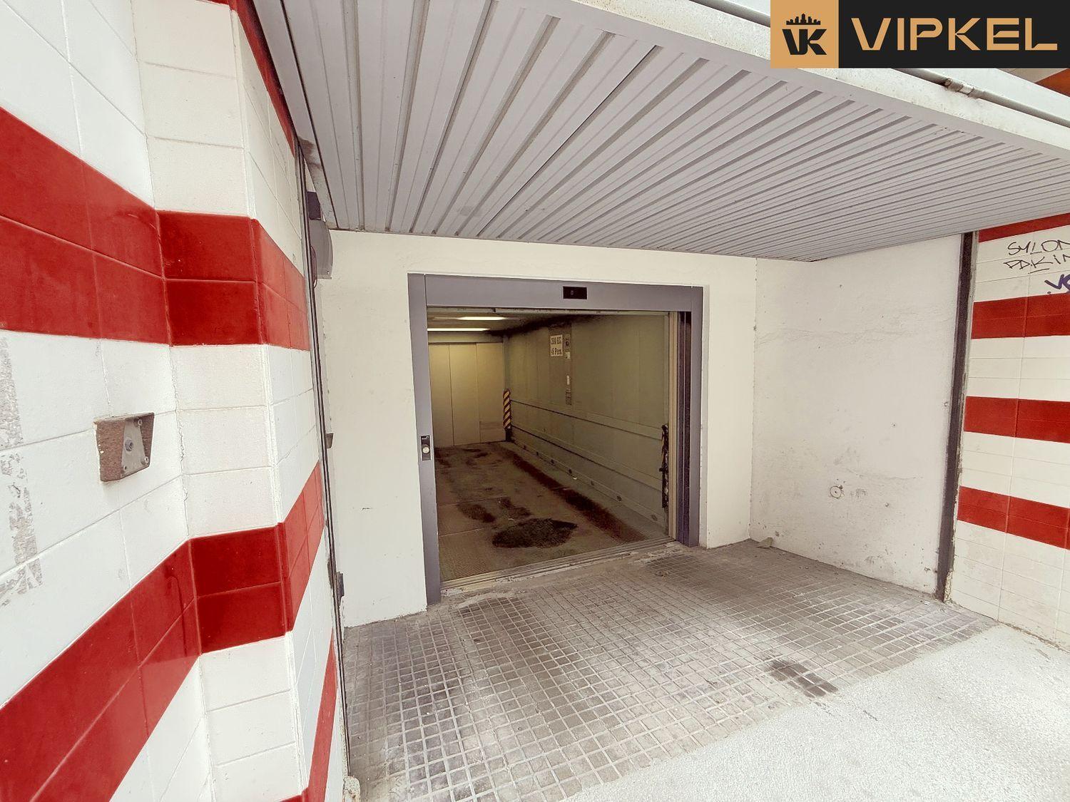 Garage for Sale in La Coruña