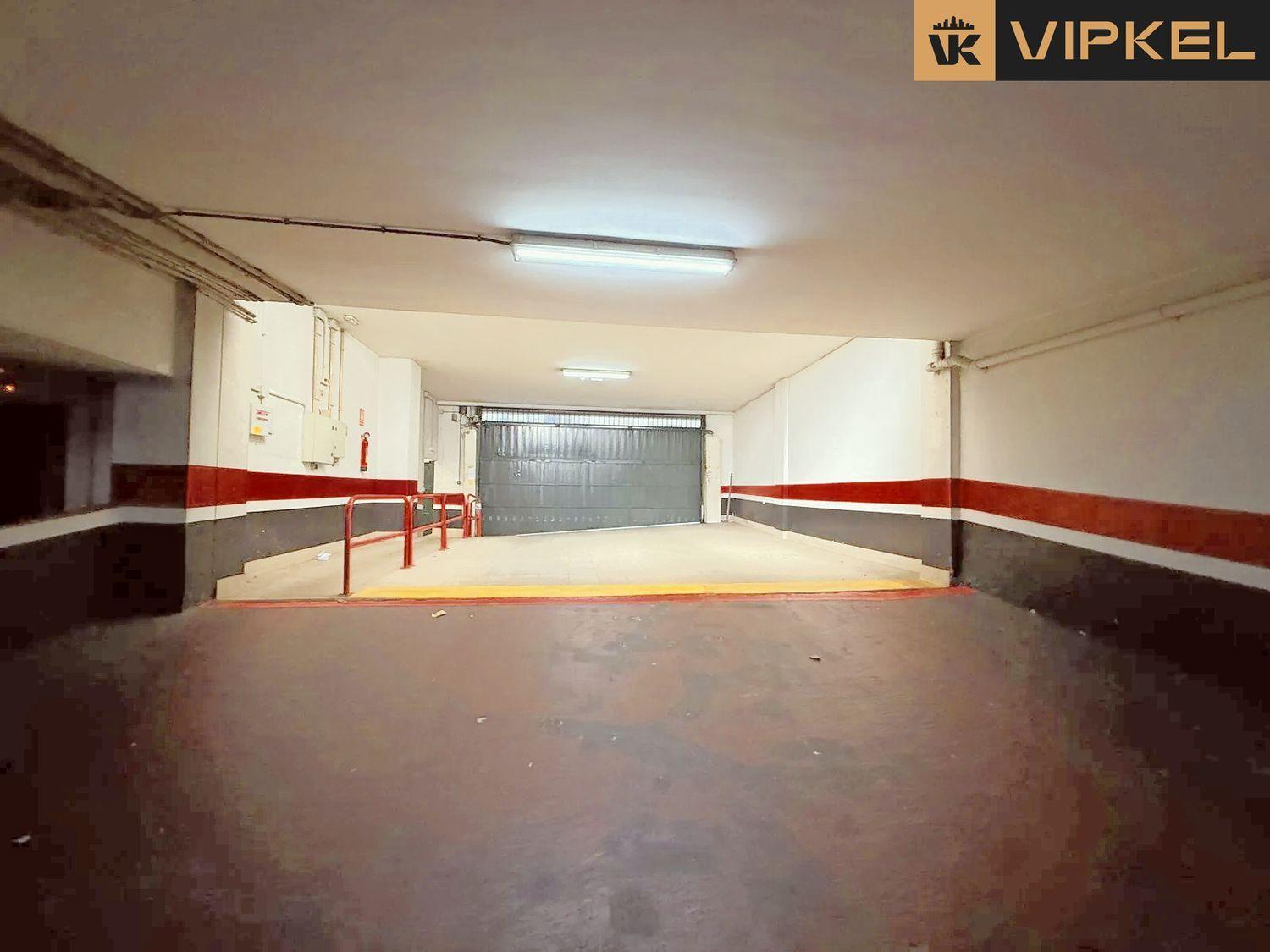 Garage for Sale in La Coruña