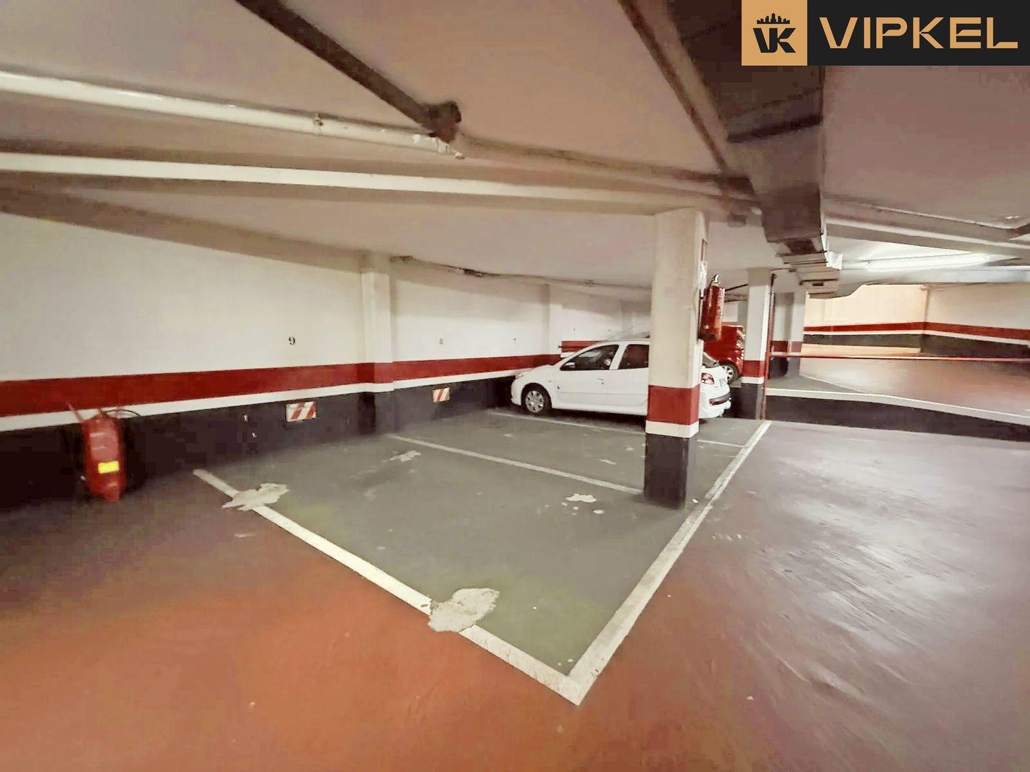 Garage for Sale in La Coruña