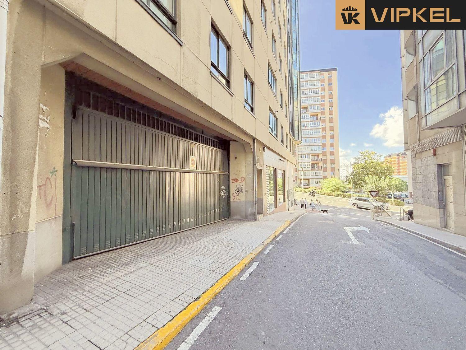 Garage for Sale in La Coruña