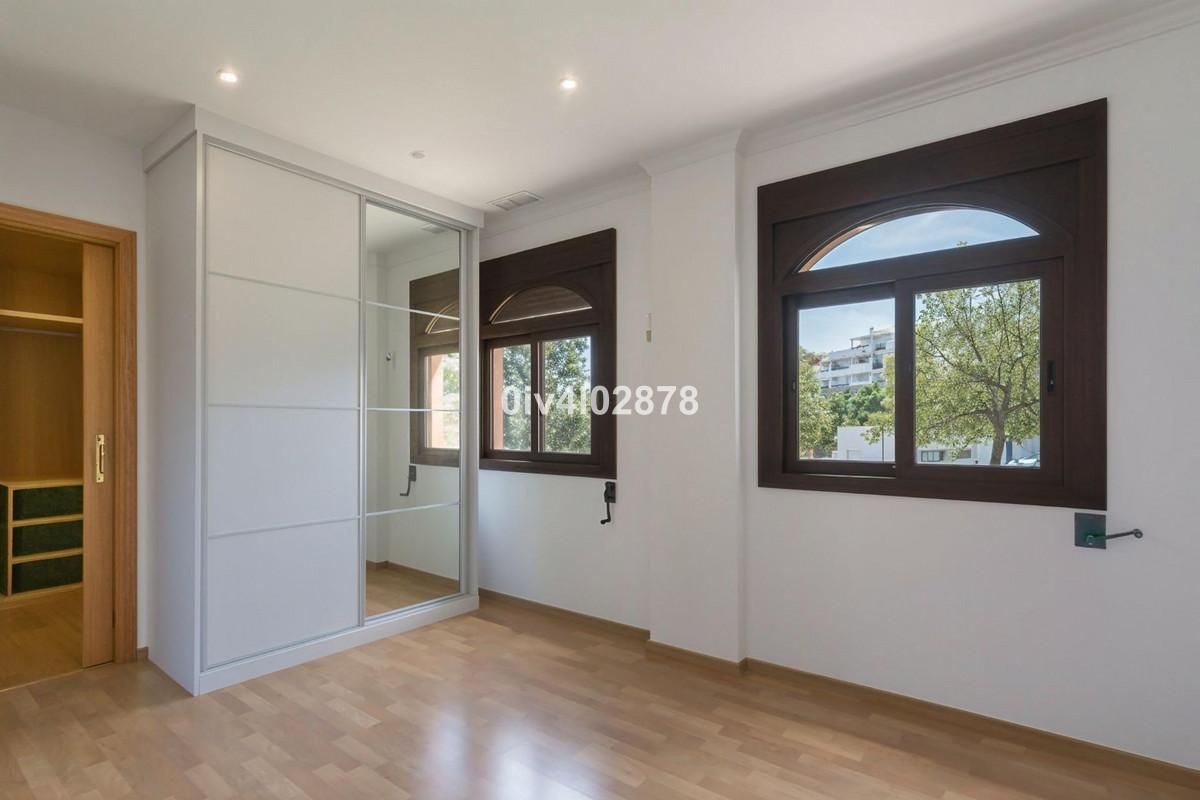 Villa for Sale in Benalmádena