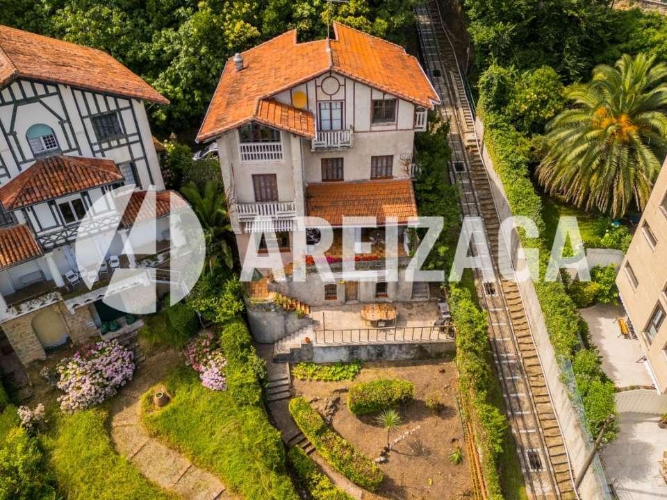 Villa for Sale in San Sebastián
