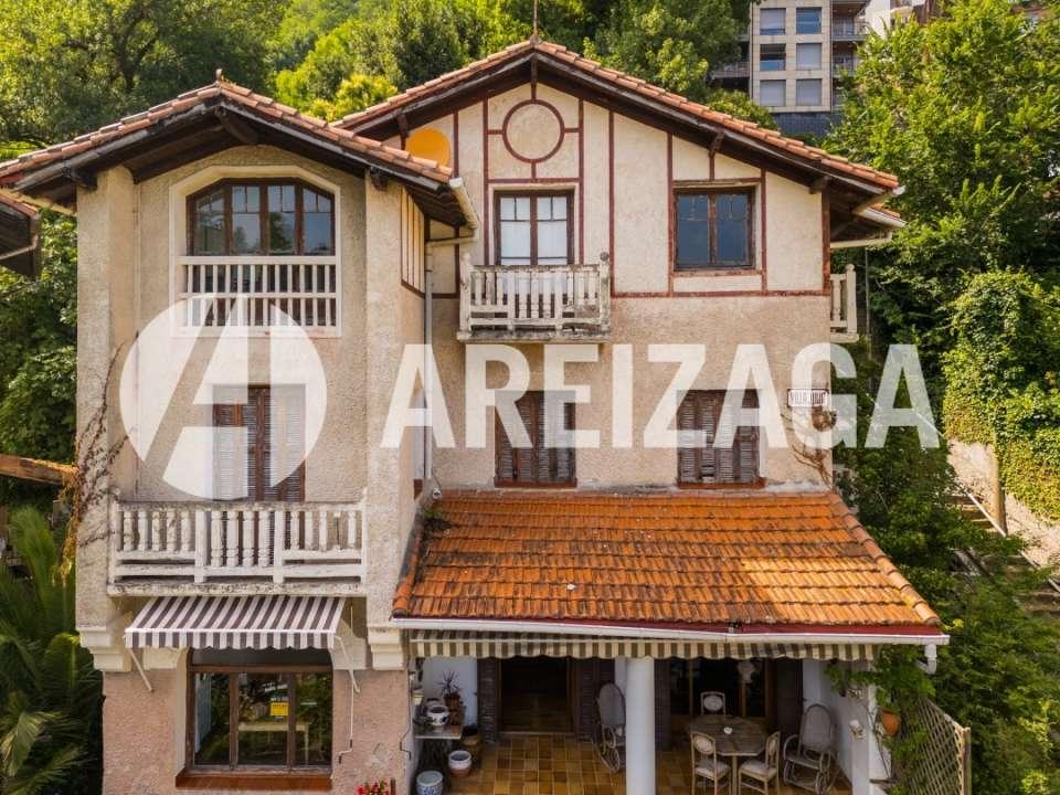 Villa for Sale in San Sebastián