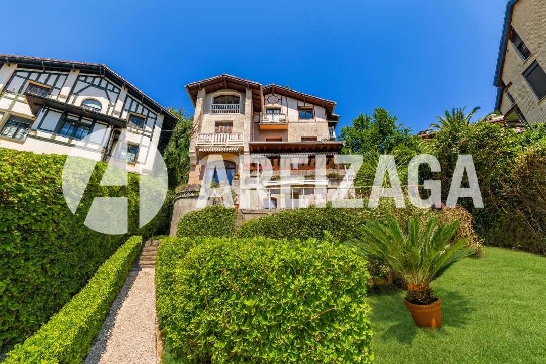 Villa for Sale in San Sebastián