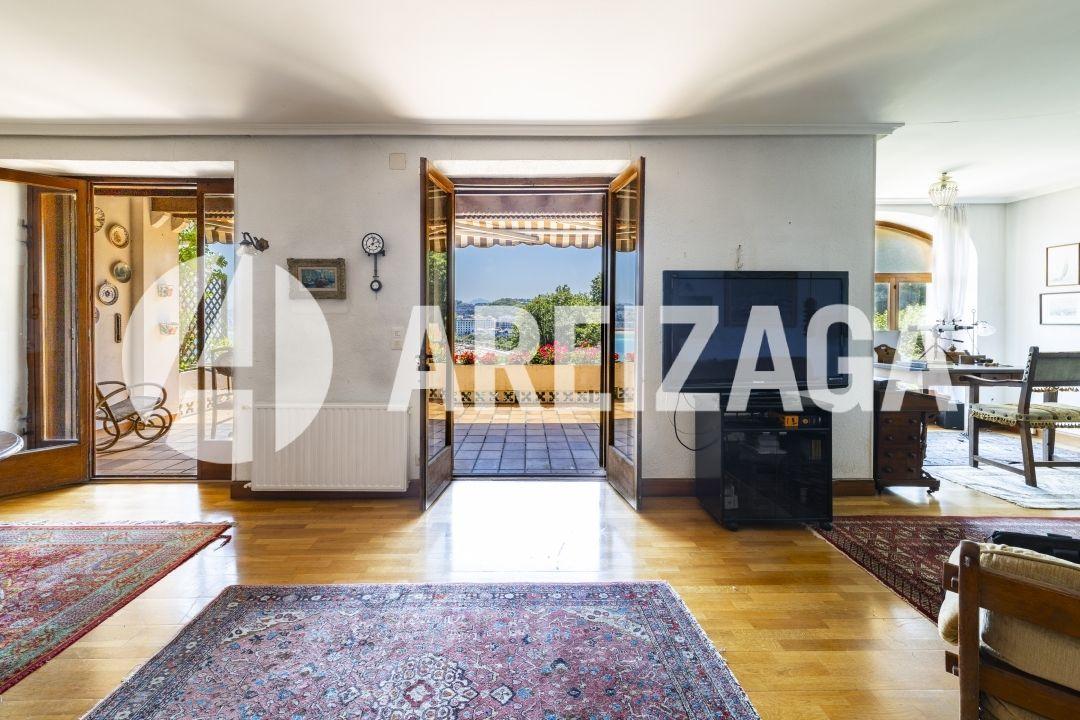Villa for Sale in San Sebastián