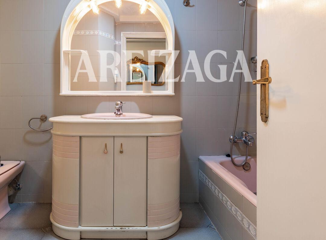 Flat for Sale in San Sebastián