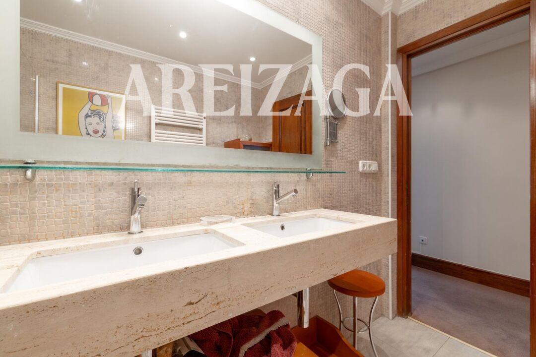 Flat for Sale in San Sebastián