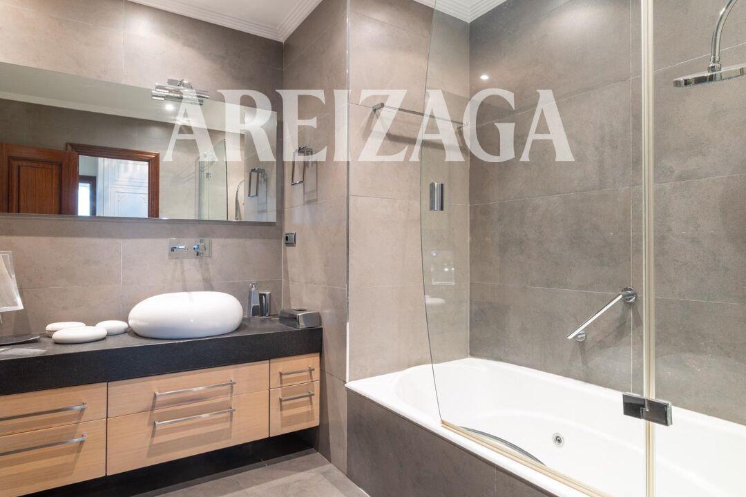 Flat for Sale in San Sebastián