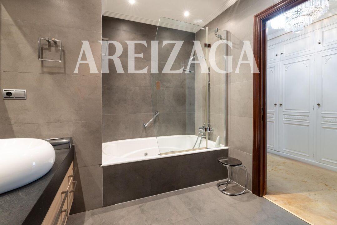 Flat for Sale in San Sebastián
