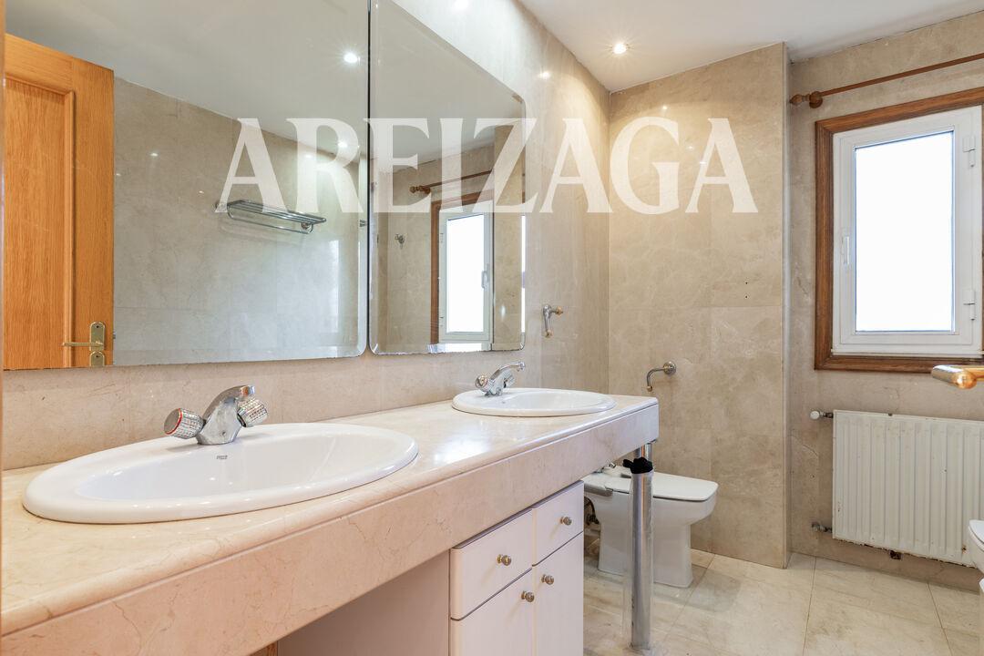 Flat for Sale in San Sebastián