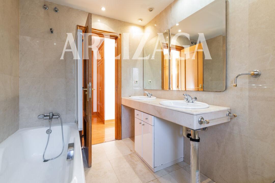 Flat for Sale in San Sebastián