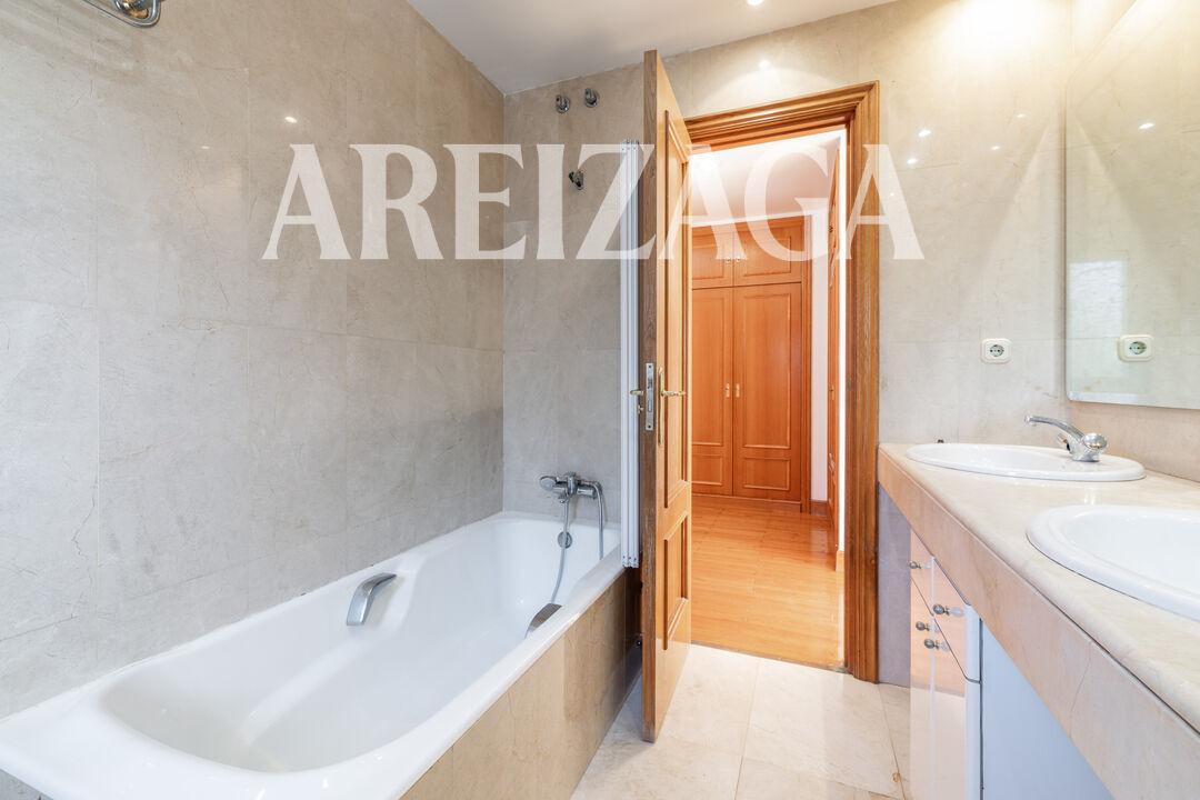 Flat for Sale in San Sebastián