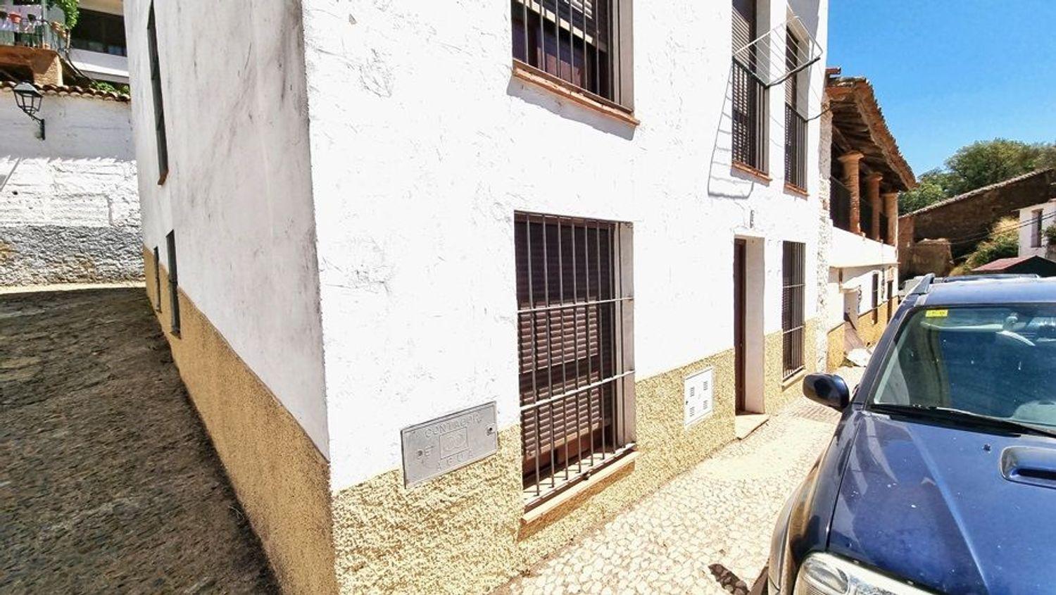 Flat for Sale in Valdelarco