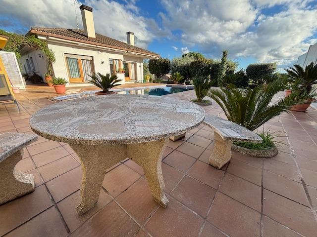 Chalet for Sale in Canovelles