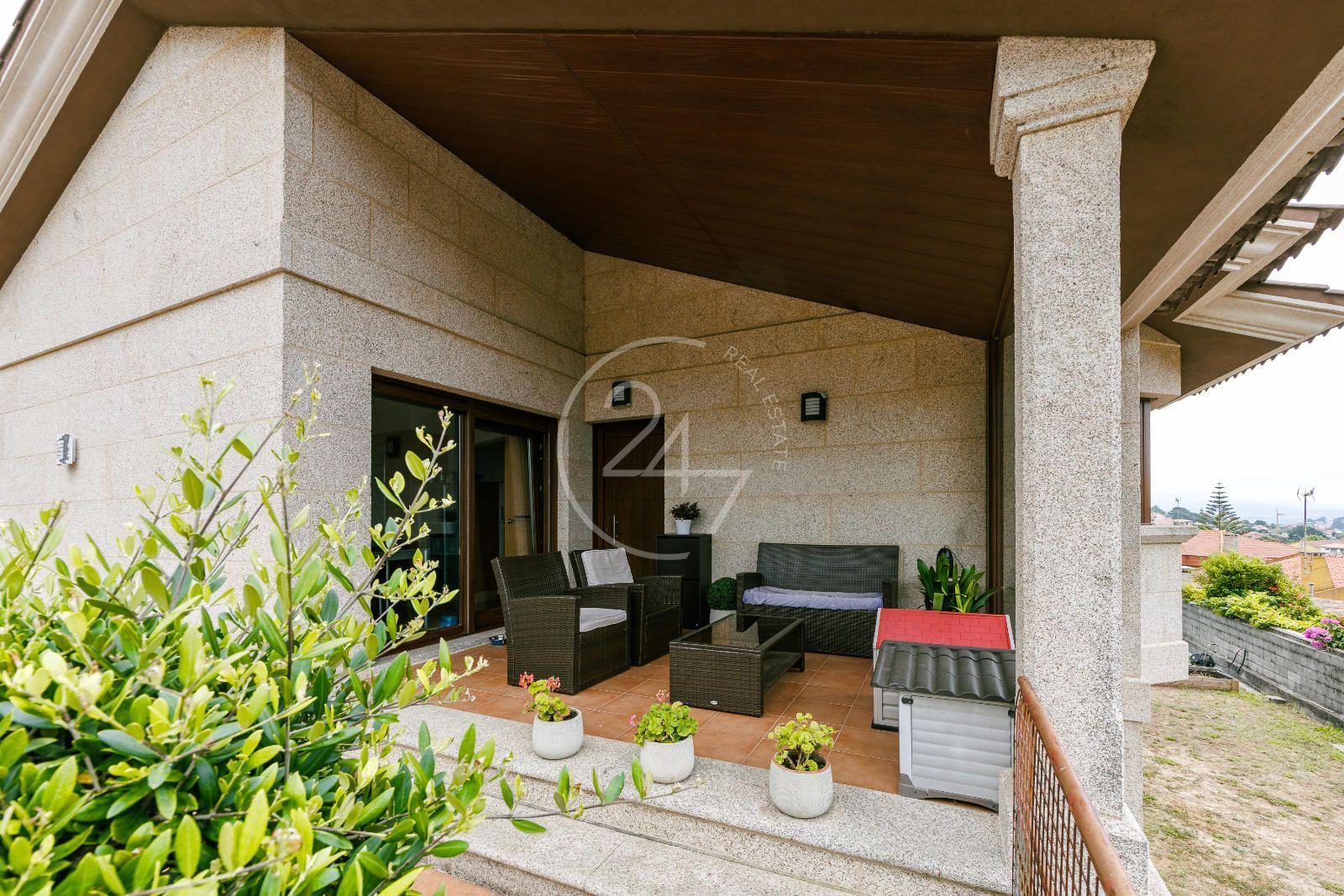Chalet for Sale in Nigrán