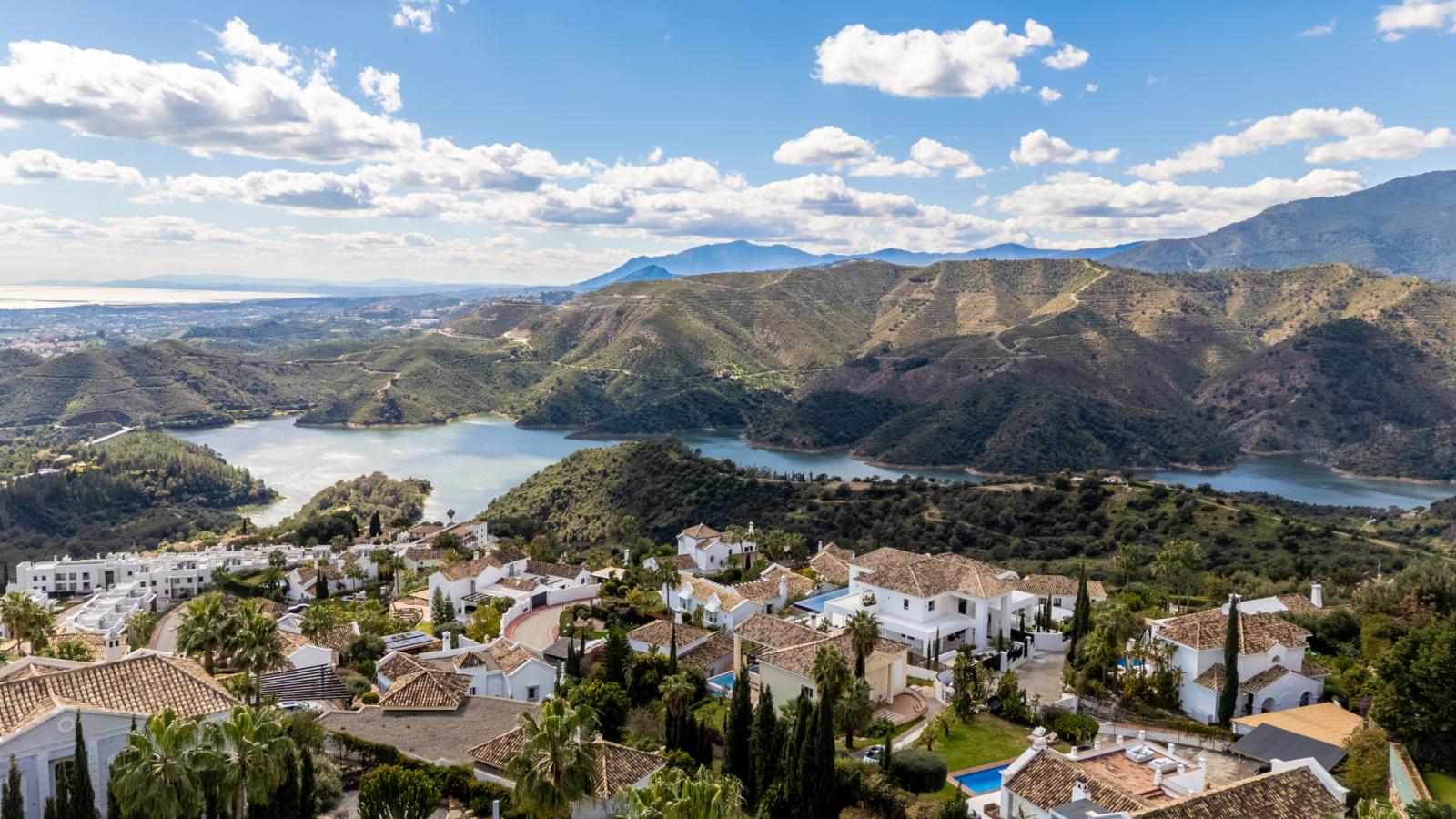 Villa for Sale in Istán
